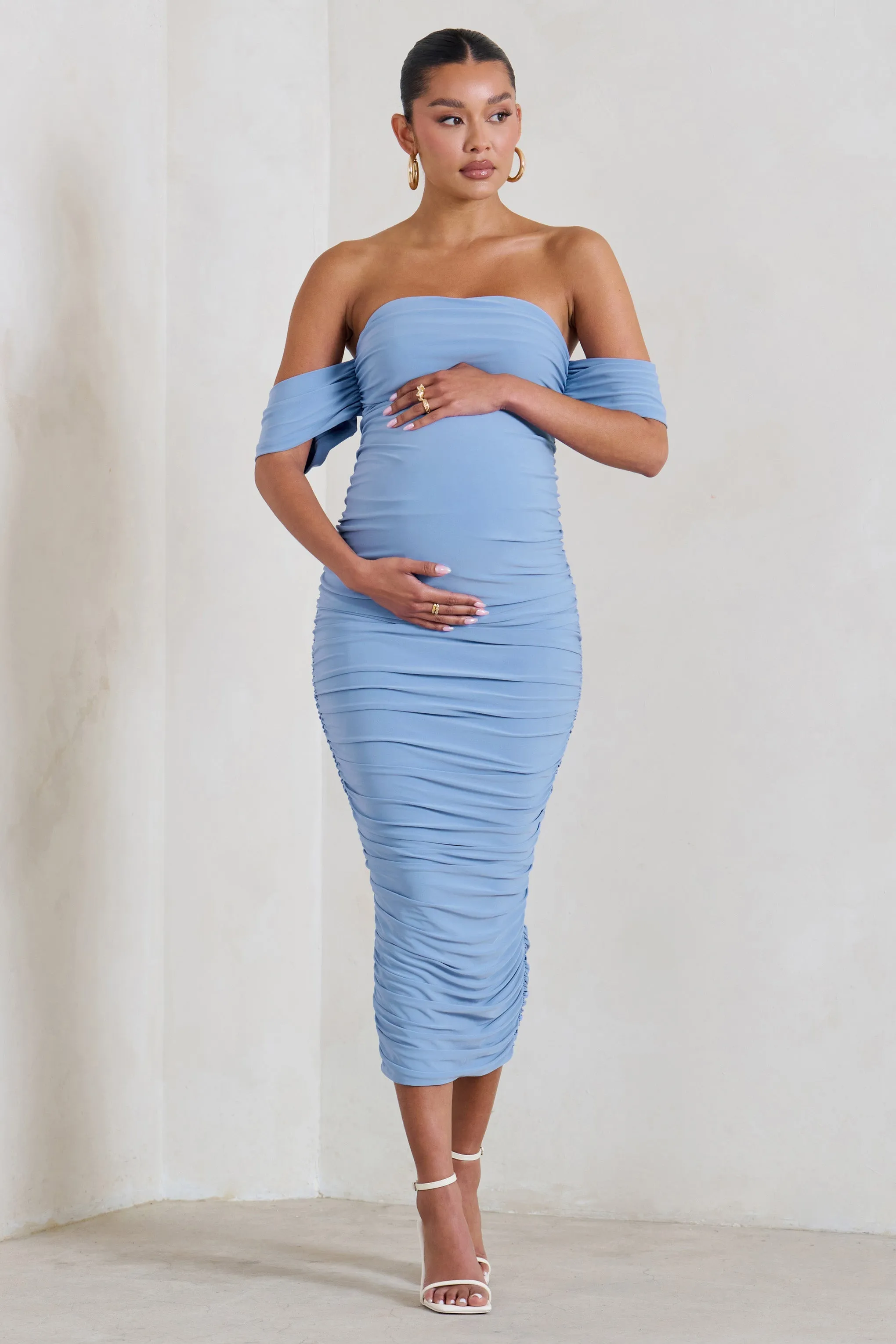 Plus One | Robe mi-longue Bardot froncée bleu poudré