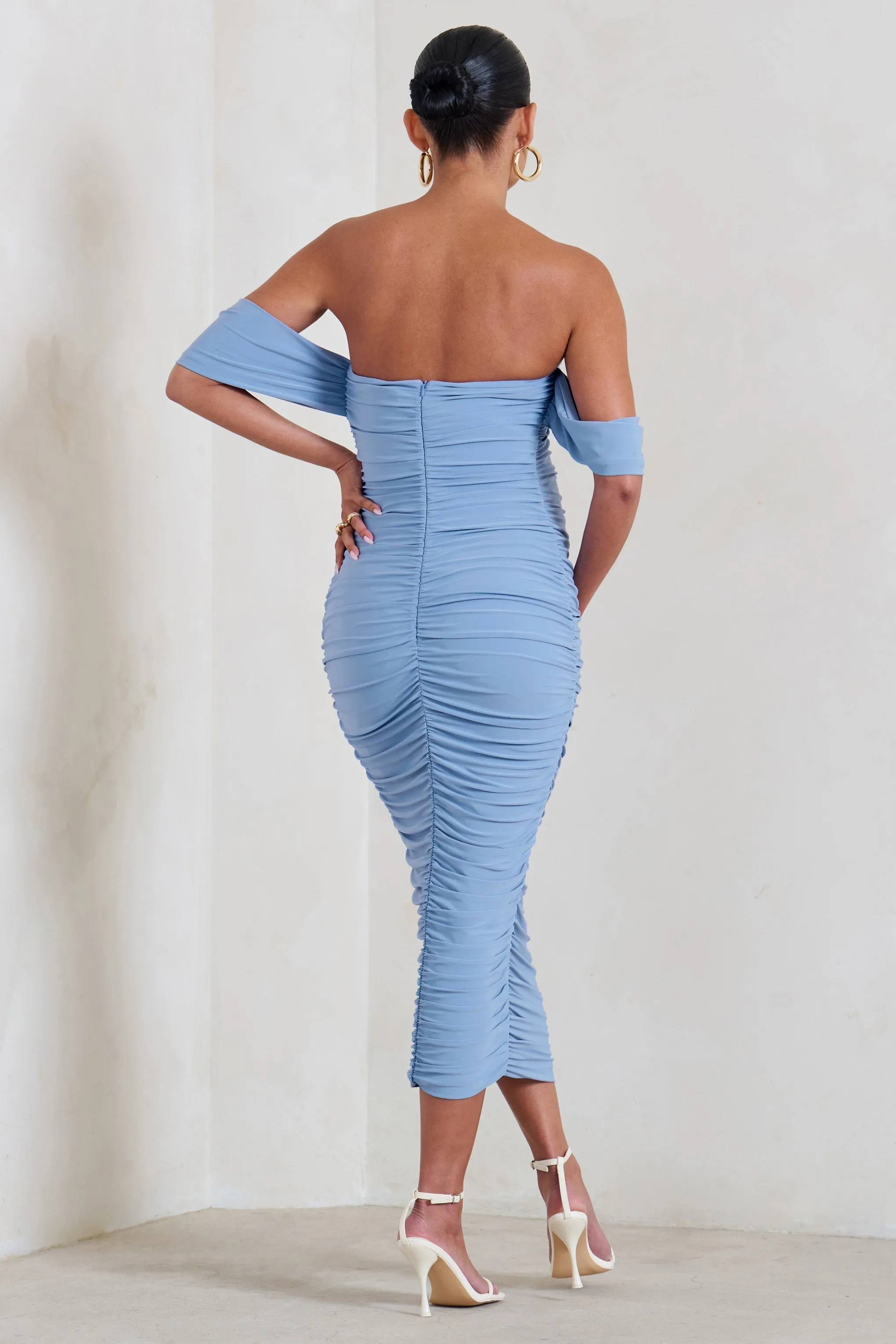 Plus One | Robe mi-longue Bardot froncée bleu poudré