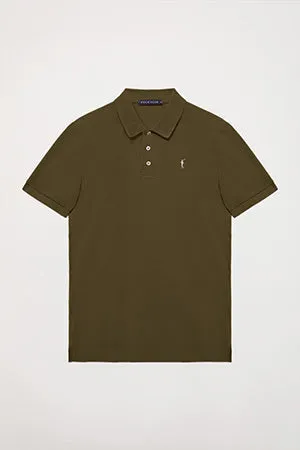 Polo  piqué verde oliva con tapeta de tres botones y logo bordado en contraste