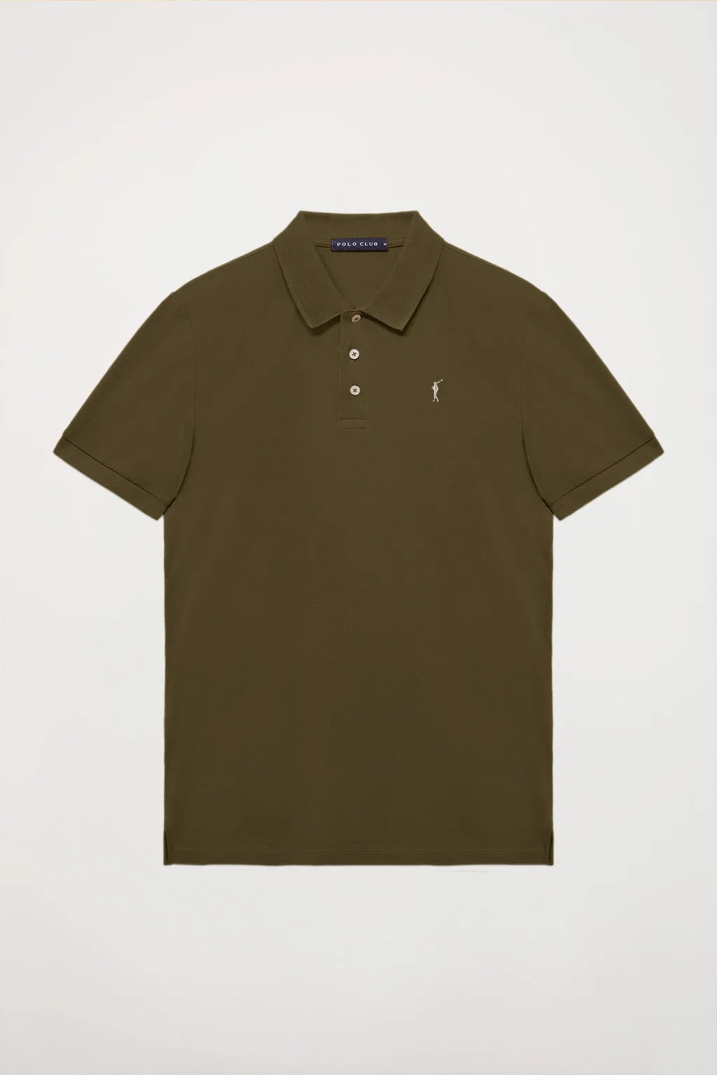 Polo  piqué verde oliva con tapeta de tres botones y logo bordado en contraste