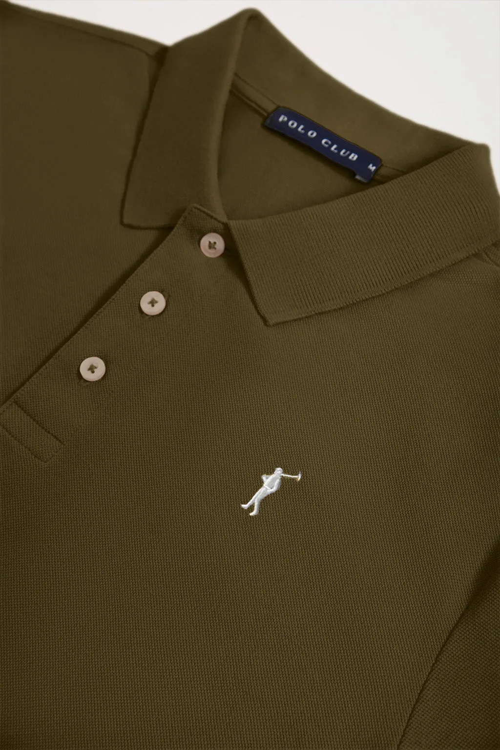 Polo  piqué verde oliva con tapeta de tres botones y logo bordado en contraste